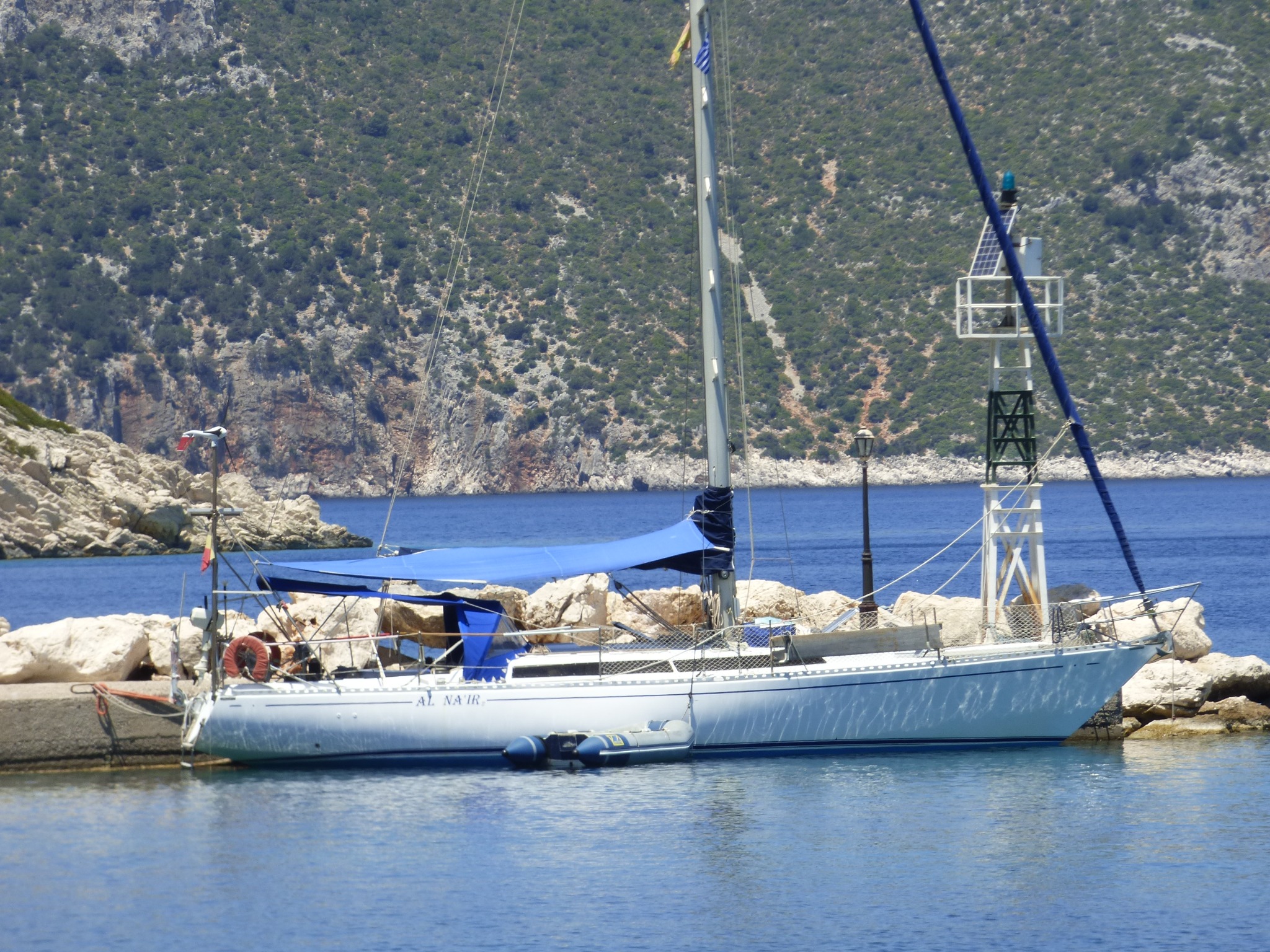 Northwind 40 amarrado frente a una costa mediterránea